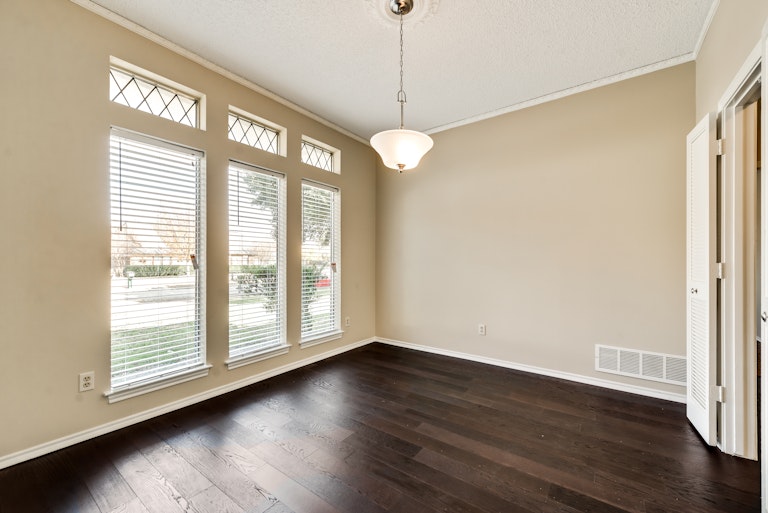 Photo 9 of 27 - 1528 Springtree Cir, Richardson, TX 75082