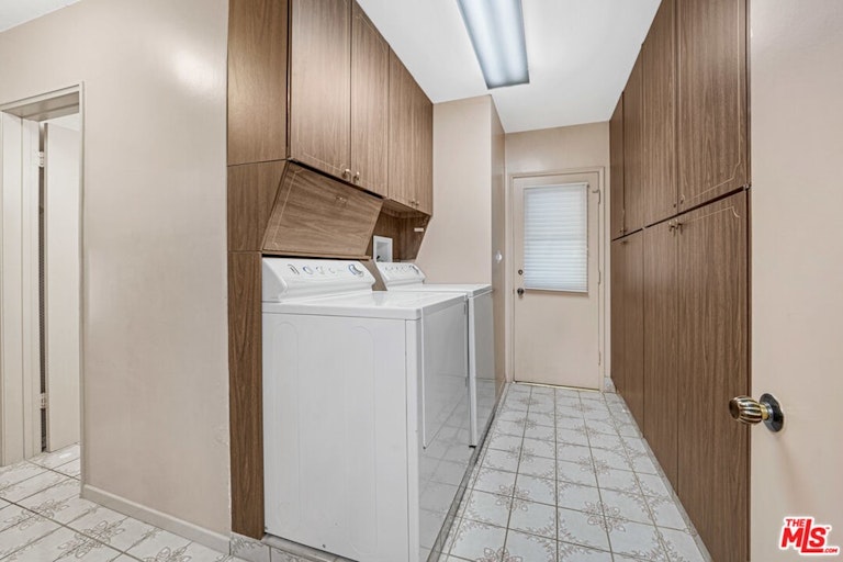 Photo 10 of 23 - 18116 Chardon Cir, Encino, CA 91316