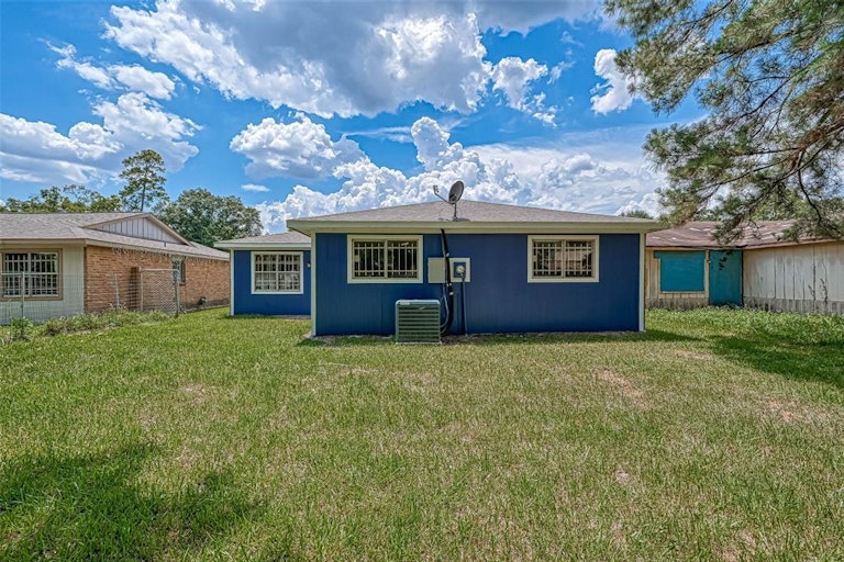 Photo 30 of 32 - 8638 Valley Flag Dr, Houston, TX 77078