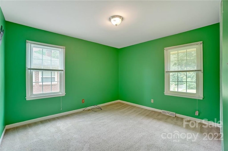 Photo 23 of 36 - 1320 Shannonhouse Dr, Charlotte, NC 28215