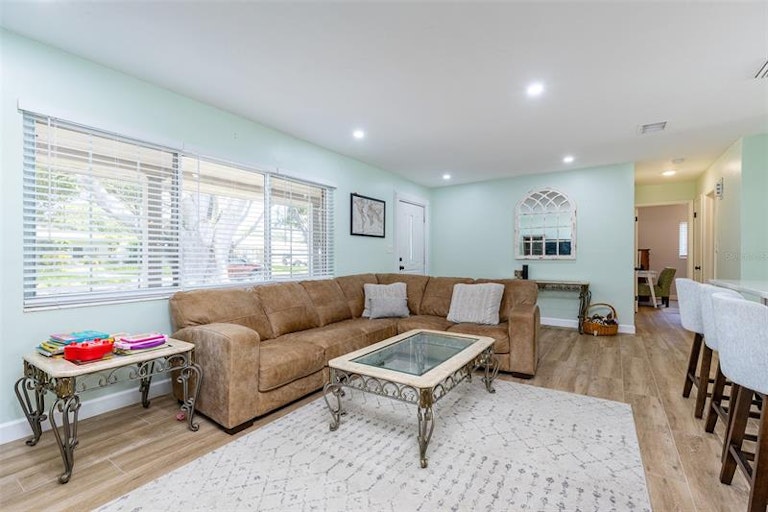 Photo 6 of 33 - 923 Phyllis Ave, Largo, FL 33771