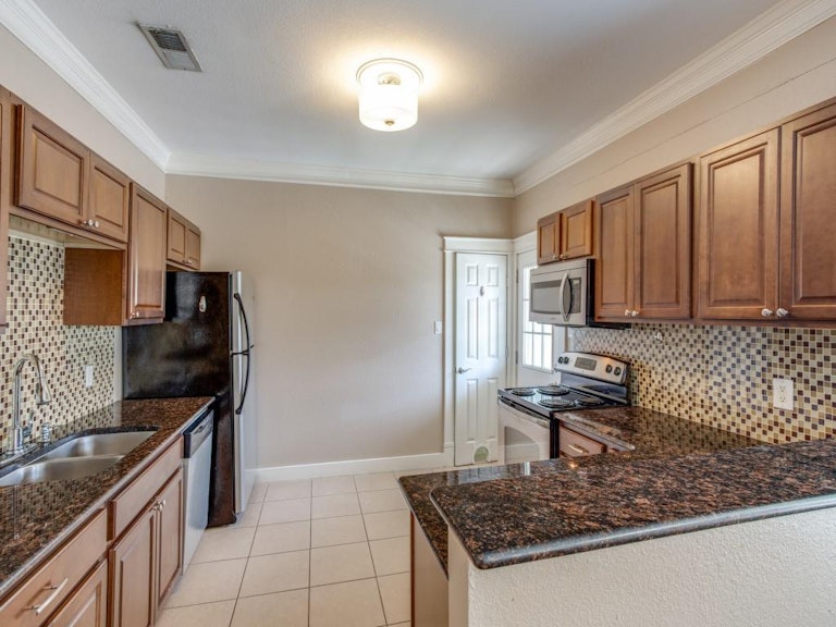 Photo 31 of 40 - 5200 Victor St, Dallas, TX 75214