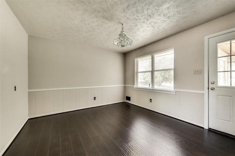 Photo 8 of 26 - 13 Lee Dr, Rockwall, TX 75032