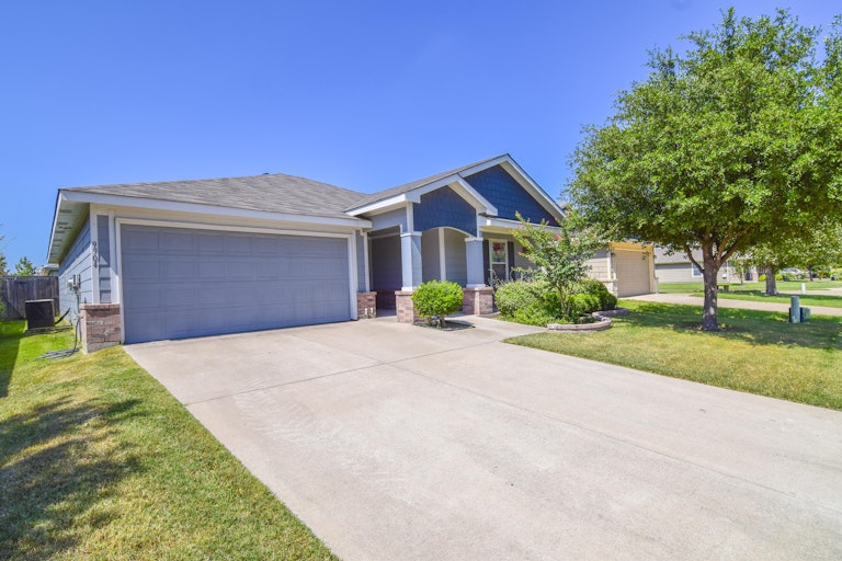 Photo 2 of 36 - 9904 Thomas Jefferson Dr, McKinney, TX 75072