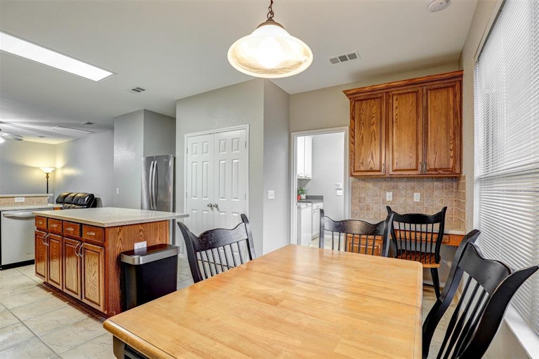 Photo 15 of 31 - 4644 Matthew Dr, Fort Worth, TX 76244