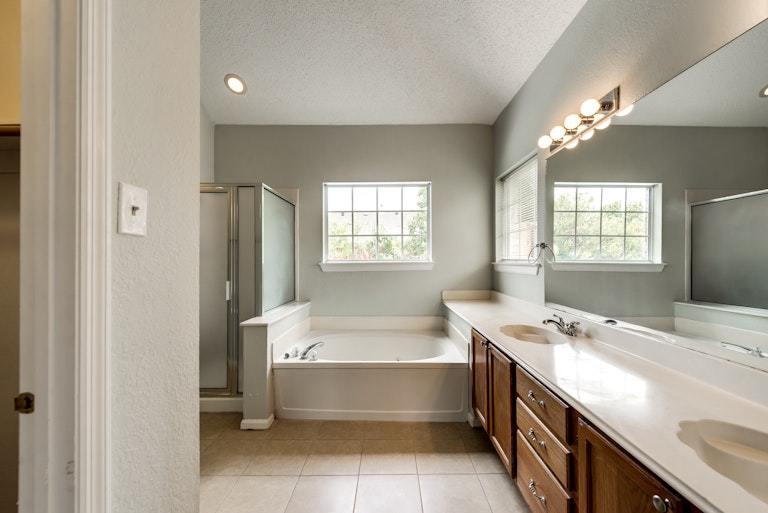 Photo 16 of 25 - 3910 Martha Ln, Rowlett, TX 75088