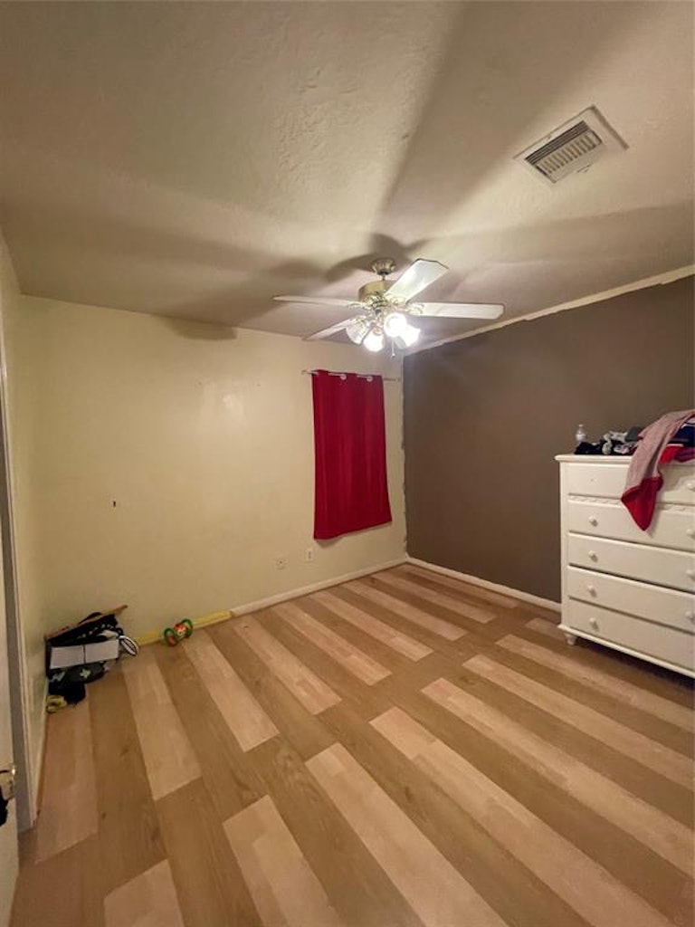 Photo 6 of 13 - 4114 Mistissin Ln, Houston, TX 77053