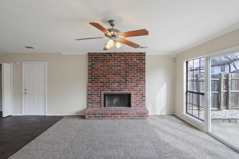Photo 10 of 21 - 3916 Mullins Ln, Dallas, TX 75227