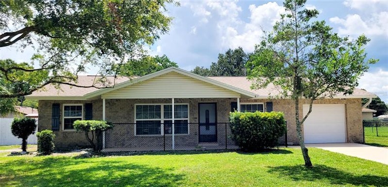 Photo 3 of 23 - 2404 Delrose Dr E, Lakeland, FL 33805