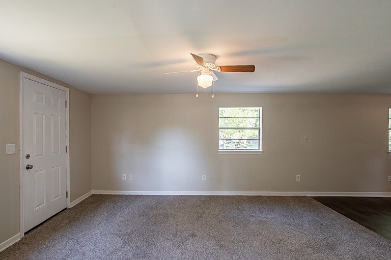 Photo 9 of 16 - 1401 E Voorhis Ave, Deland, FL 32724