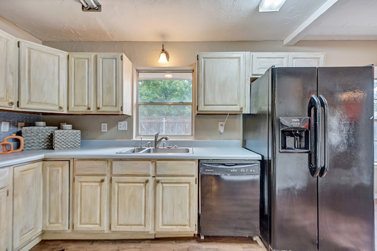 Photo 8 of 34 - 2714 Whispering Trail Cir, Pantego, TX 76013