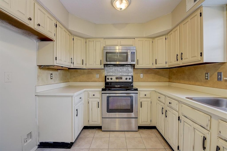 Photo 4 of 32 - 18968 Ravenglen Ct, Dallas, TX 75287