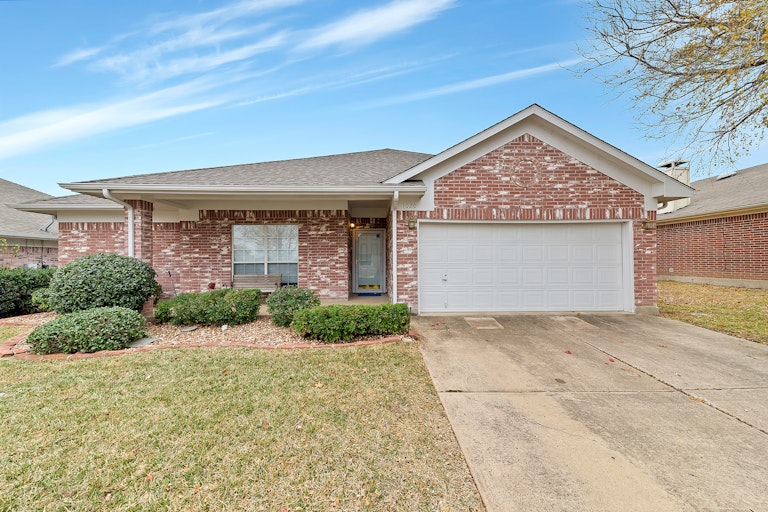 Photo 1 of 26 - 1020 Havenbrook Dr, Arlington, TX 76001