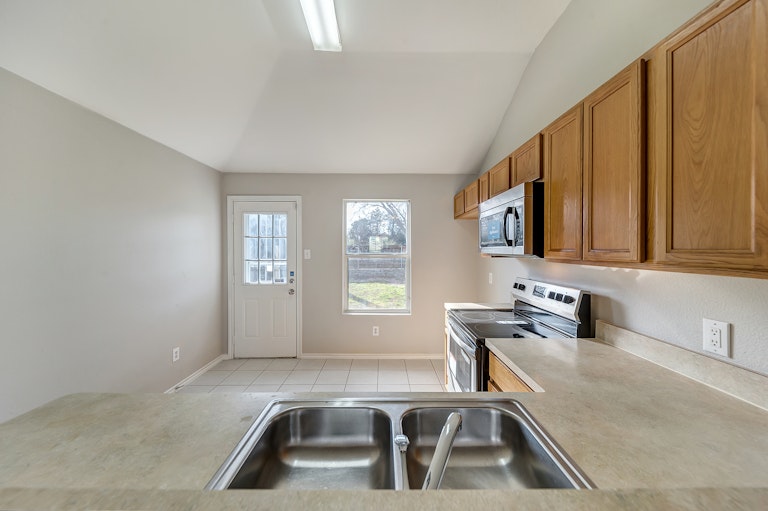 Photo 7 of 23 - 1143 Galicia Ln, Dallas, TX 75217