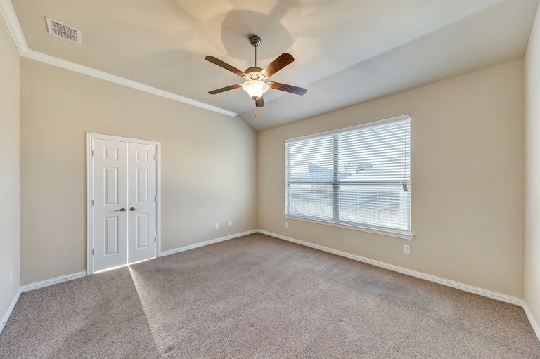 Photo 18 of 31 - 808 W Bend Blvd, Burleson, TX 76028