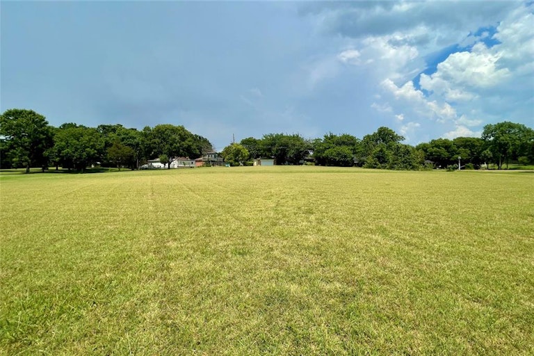 Photo 4 of 27 - 5520 Lakeview Cir, Rowlett, TX 75089