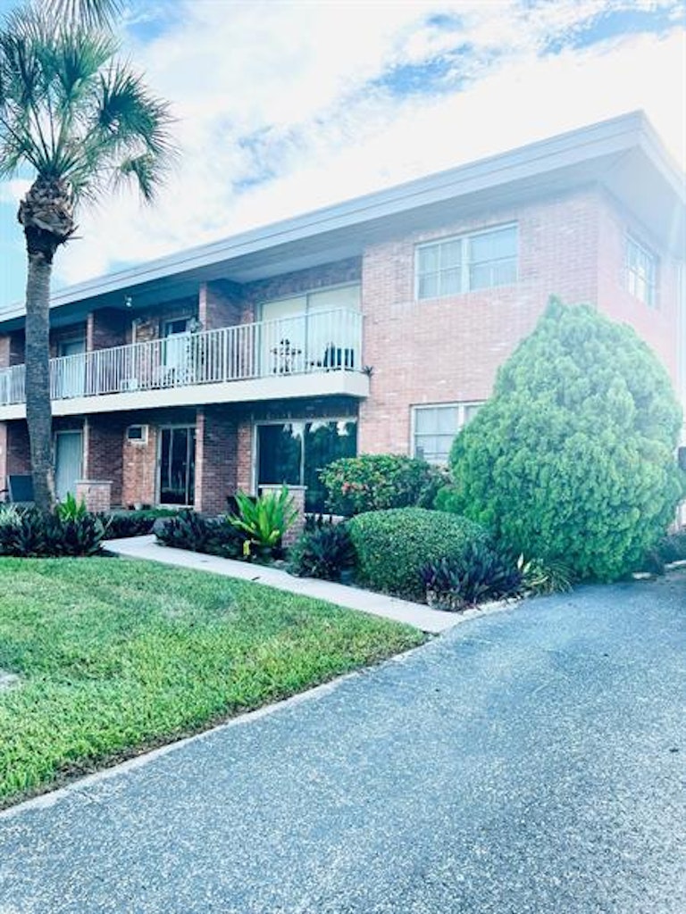 Photo 2 of 17 - 4250 37th St S #7, Saint Petersburg, FL 33711