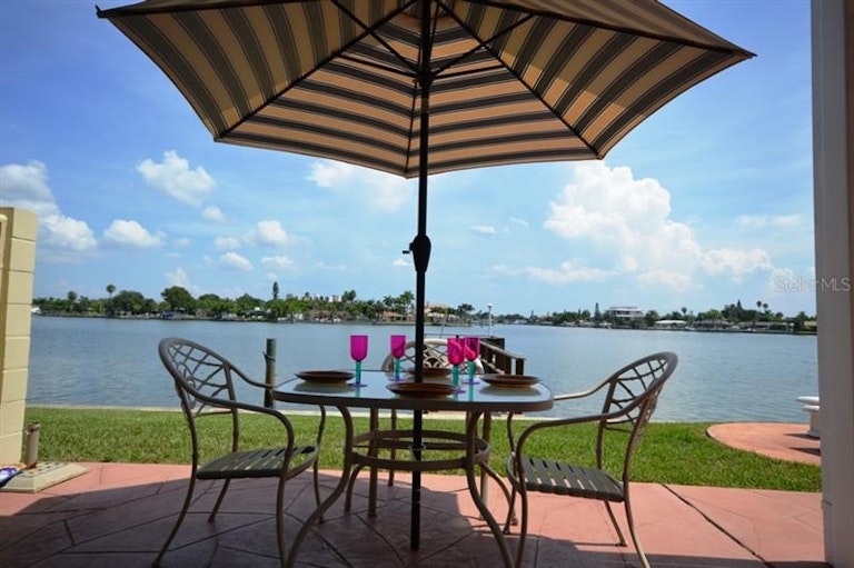 Photo 5 of 25 - 137 104th Ave #6, Treasure Island, FL 33706