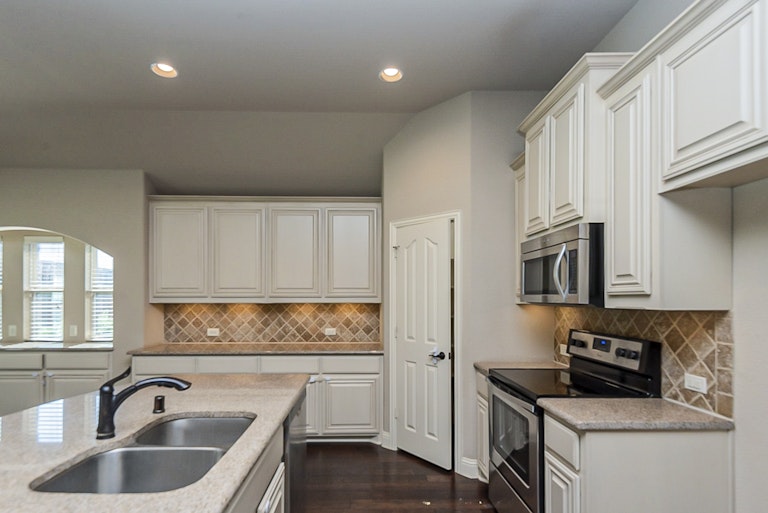 Photo 9 of 32 - 1110 Safrano St, Midlothian, TX 76065