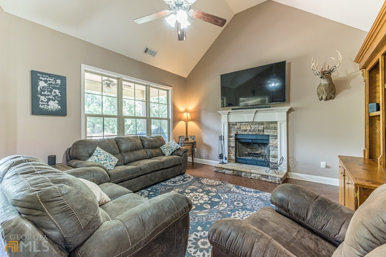 Photo 9 of 50 - 1009 Silver Thorne Dr, Loganville, GA 30052