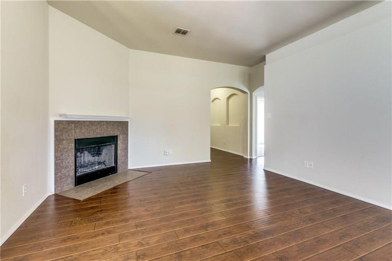 Photo 9 of 33 - 10045 Pronghorn Ln, Fort Worth, TX 76108