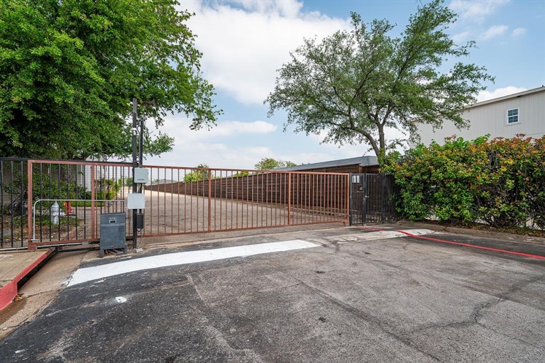 Photo 36 of 38 - 10727 Villager Rd Unit B, Dallas, TX 75230