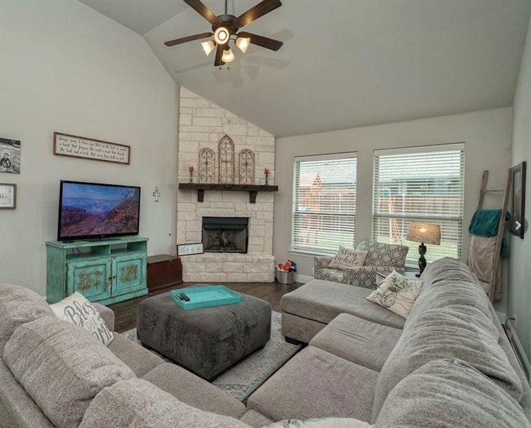Photo 5 of 22 - 6133 Painswick Dr, Aubrey, TX 76227