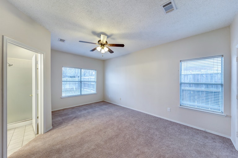 Photo 13 of 26 - 1020 Havenbrook Dr, Arlington, TX 76001