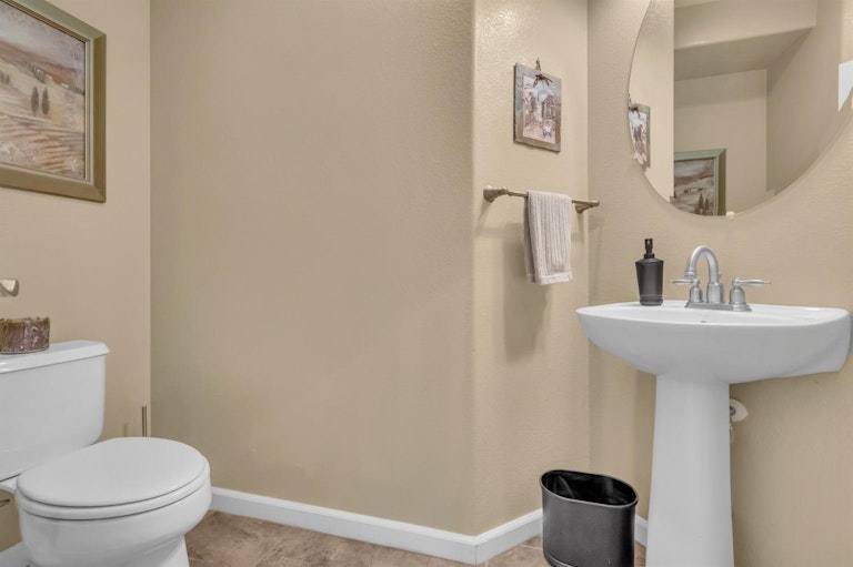 Photo 23 of 35 - 350 Westlake Dr, West Sacramento, CA 95605