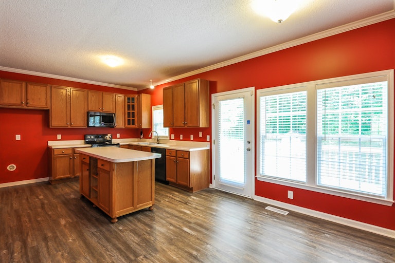 Photo 10 of 25 - 285 Trenburg Pl, Clayton, NC 27520