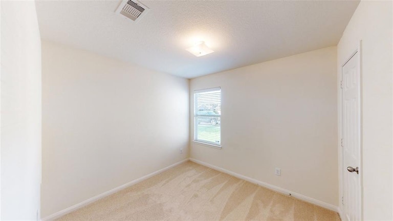 Photo 15 of 29 - 915 Marigold Rd, Baytown, TX 77521