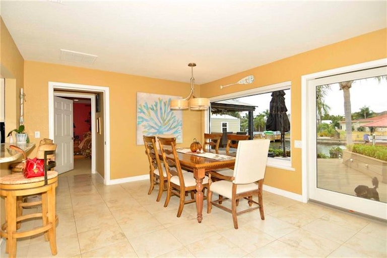 Photo 9 of 25 - 6338 Wisteria Ln, Apollo Beach, FL 33572