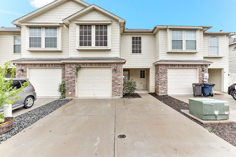 Photo 2 of 25 - 12609 Oceanside Dr, Euless, TX 76040