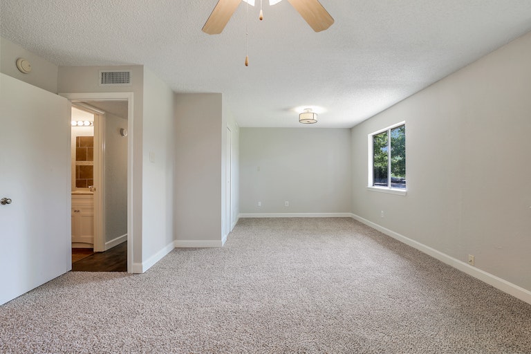 Photo 10 of 27 - 2316 Hollybush Ln, Bedford, TX 76021