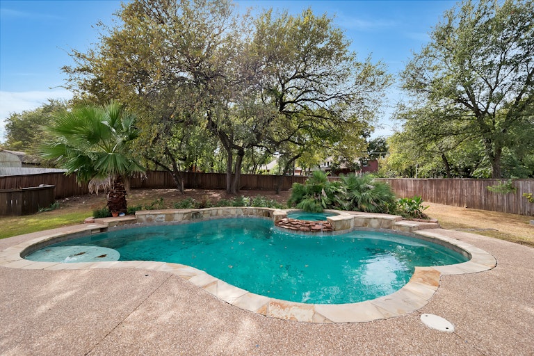 Photo 29 of 32 - 1105 NW Renfro St, Burleson, TX 76028