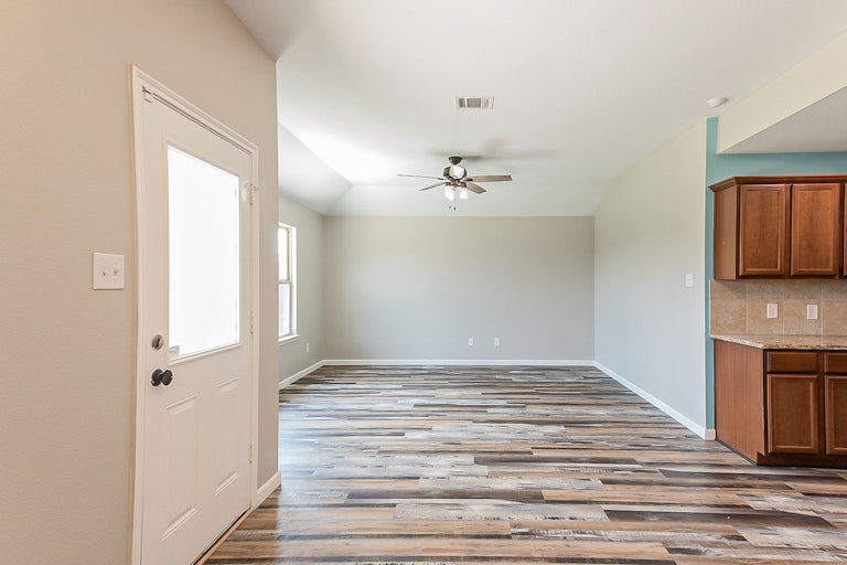 Photo 18 of 25 - 1307 Bent Grass Dr, Princeton, TX 75407