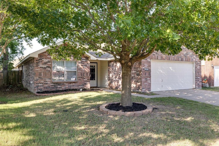 Photo 2 of 23 - 8413 Star Thistle Dr, Fort Worth, TX 76179