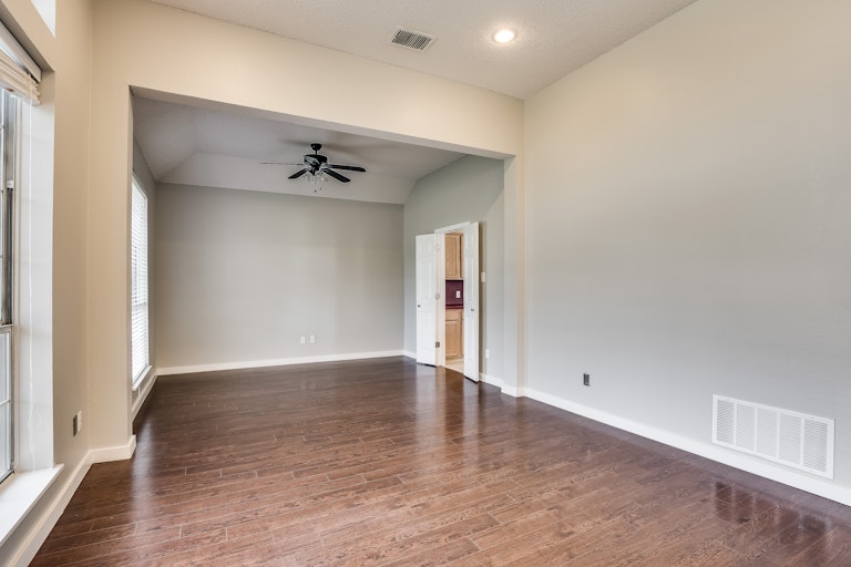Photo 10 of 29 - 1677 Shannon Dr, Lewisville, TX 75077