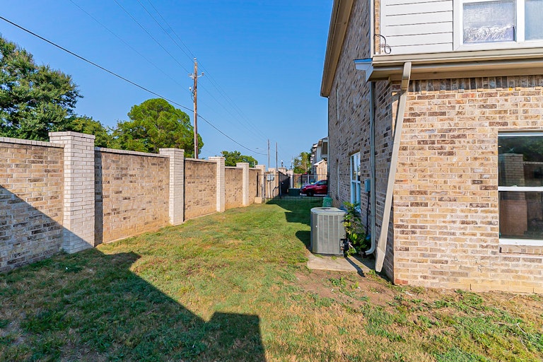 Photo 23 of 25 - 2800 Pasadena Ln, Arlington, TX 76015