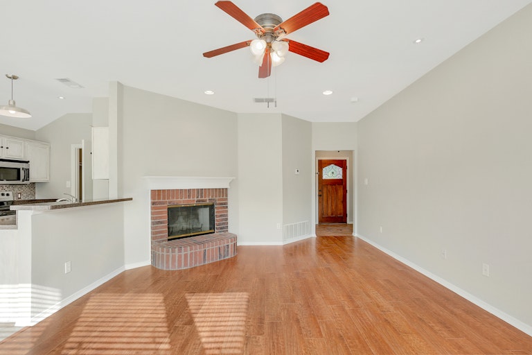 Photo 2 of 24 - 6205 Stockton Dr, Fort Worth, TX 76132