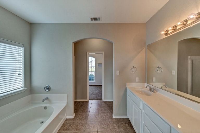 Photo 16 of 32 - 400 Stone Crossing Ln, Fort Worth, TX 76140