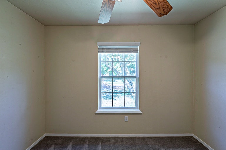 Photo 12 of 19 - 404 Murchison St, Farmersville, TX 75442