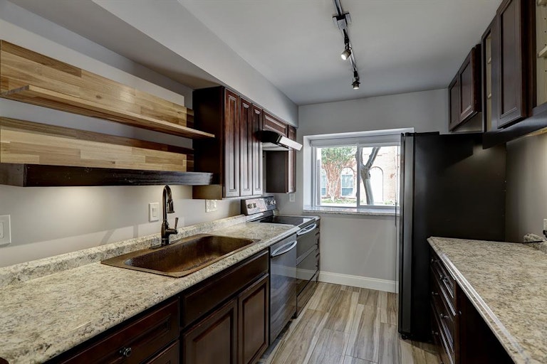 Photo 23 of 42 - 12643 Rip Van Winkle Dr, Houston, TX 77024