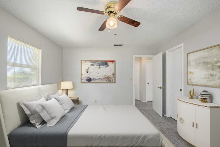 Photo 3 of 17 - 37223 Temple Ave, Zephyrhills, FL 33541