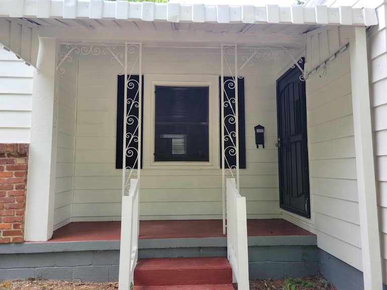 Photo 3 of 18 - 1860 Headland Dr, Atlanta, GA 30344