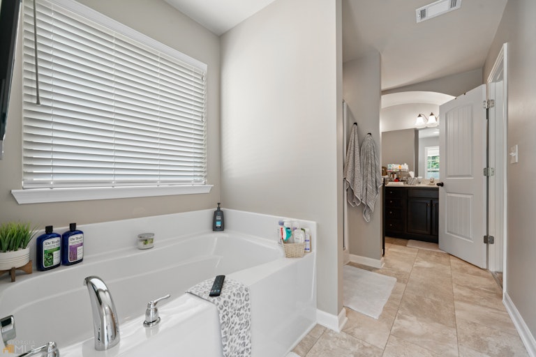 Photo 14 of 28 - 5729 Westin Cir, Flowery Branch, GA 30542