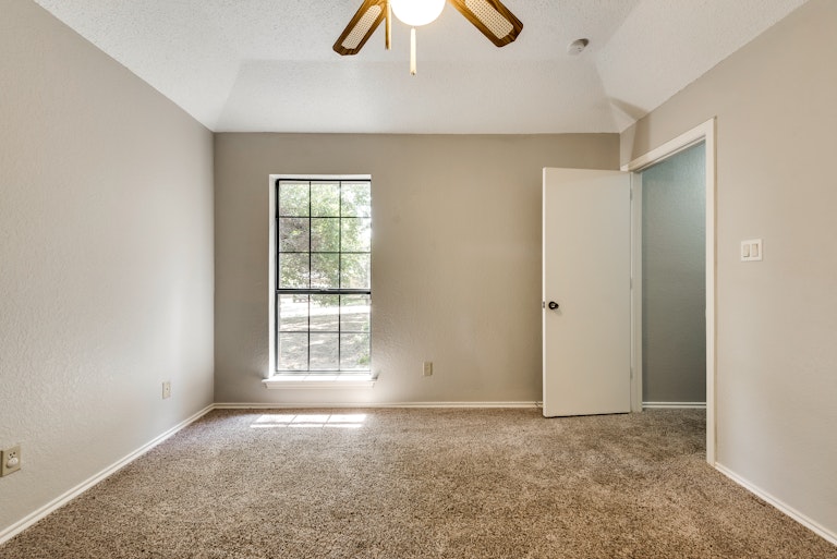 Photo 24 of 26 - 3615 Dalton Dr, Corinth, TX 76208