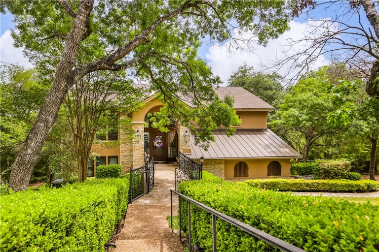 Photo 2 of 11 - 39 Pascal Ln, Austin, TX 78746
