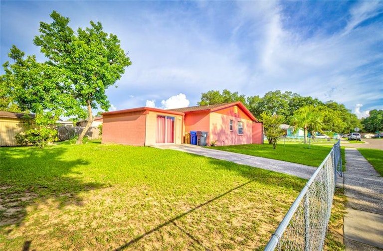 Photo 6 of 37 - 2202 Whitney Pl, Valrico, FL 33594