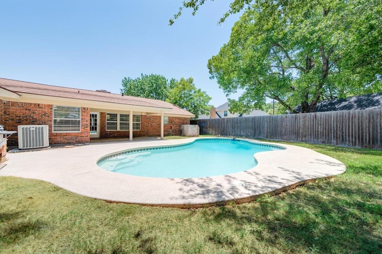 Photo 39 of 40 - 312 Greenbriar Ln, Colleyville, TX 76034